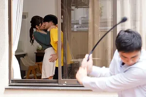 Cậu em trai chuốc thuốc kích dục chị gái kiêu ngạo xem cậu như hầu gái vì chị “có tiền”